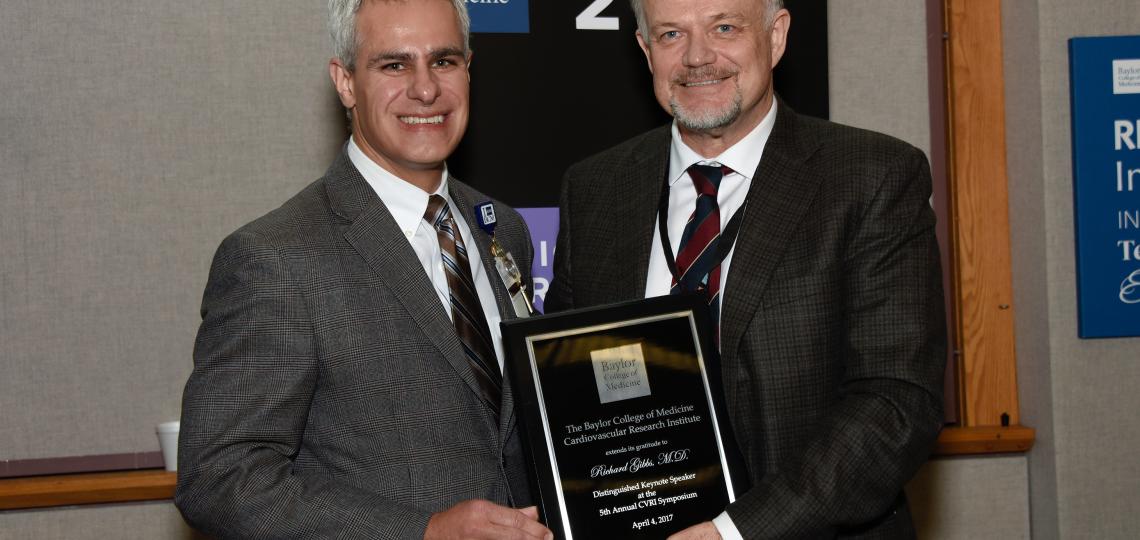 CVRI Theme Leader Dr. Scott LeMaire, left, presents the Distinguished TMC Keynote Lecture Award to Dr. Richard Gibbs, right, from Baylor College of Medicine.