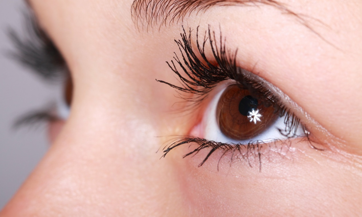 Close up photo of a women's eye.