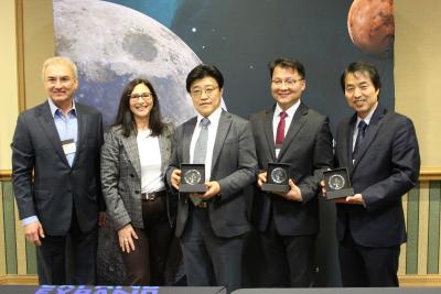 6Ͽ’s Center for Space Medicine and Translational Research Institute for Space Health leadership (left) celebrate the new agreement with leadership from the Korea National Institute of Health (right) at NASA HRP Investigators' Workshop in February 2023.