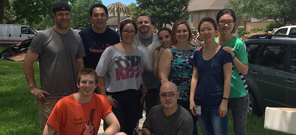 Deneen Lab Members from 2015 posing together outside in casual clothes