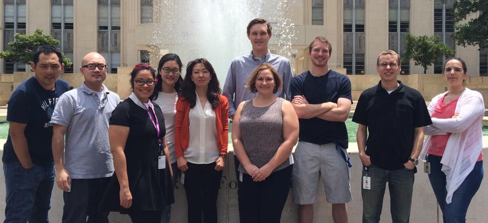 Deneen Lab Members from 2015 lined up in front of a large fountain