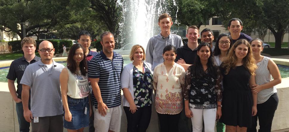Deneen Lab Members 2016 lined up in front of a large fountain