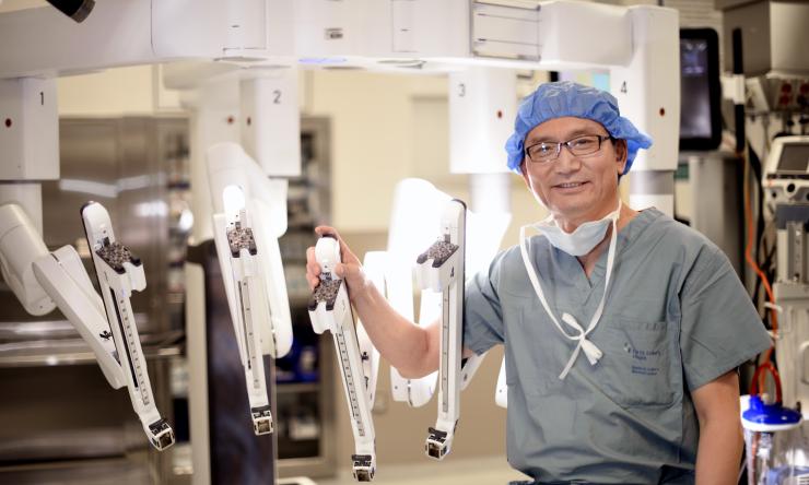 Dr Kenneth Liao with DaVinci Surgical Robot 
