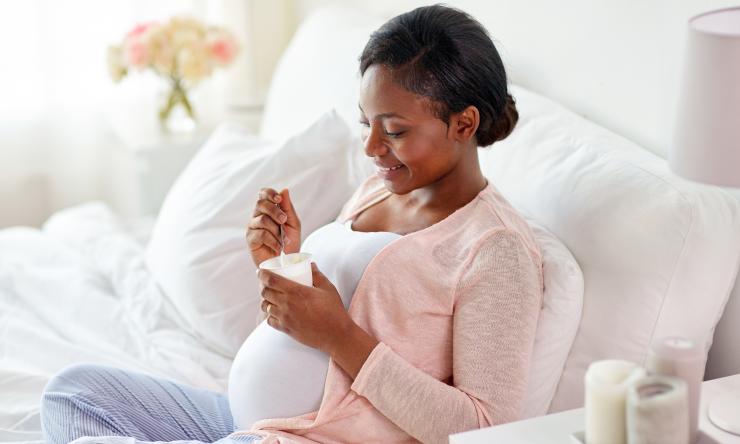 Photo of Pregnant_woman_eating_yogurt_in_bed